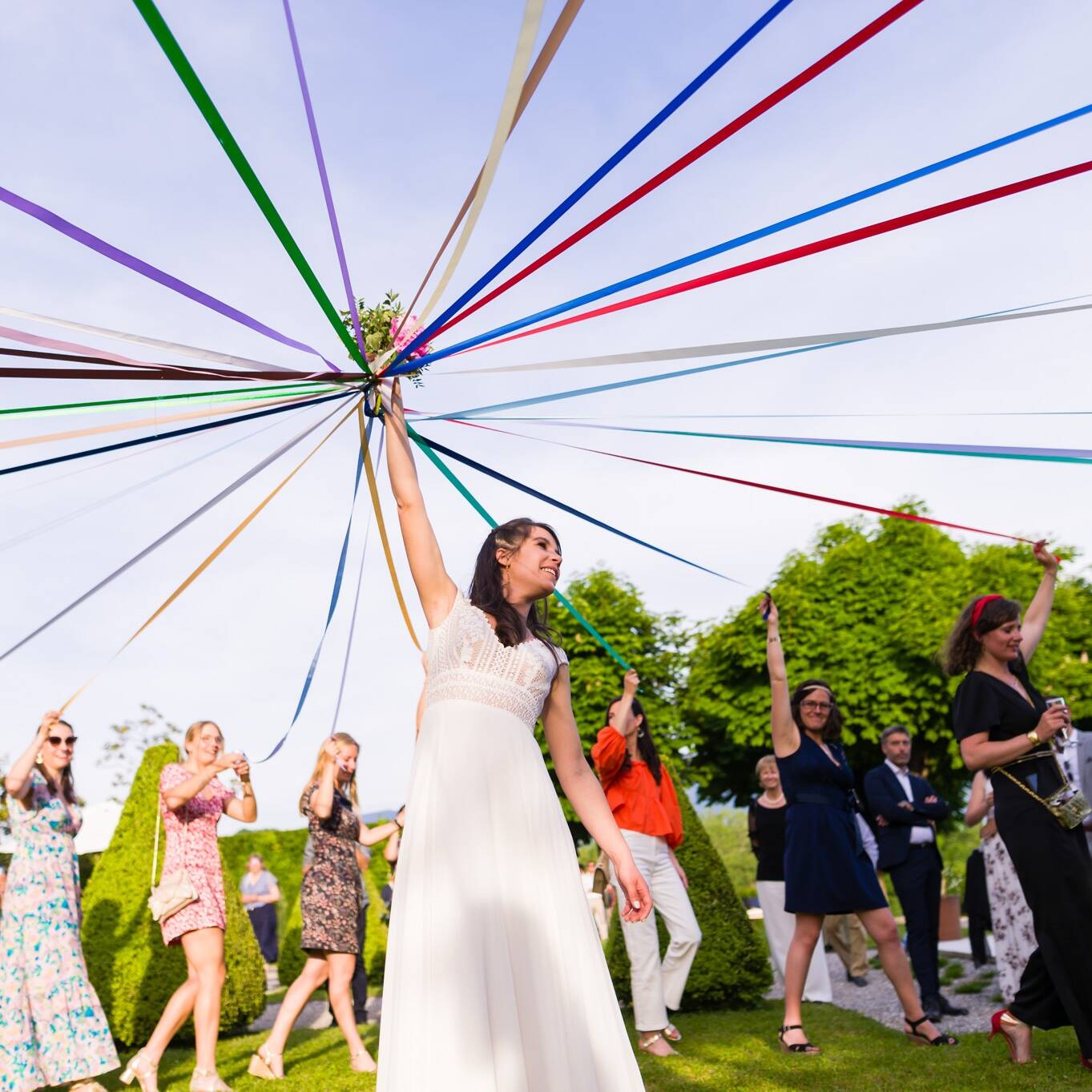 Lancer du bouquet durant un mariage