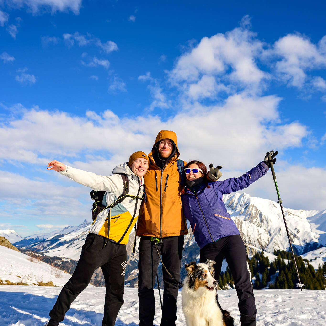 Groupe amis randonnée montagne Sulens séance photo outdoor Haute-Savoie Annecy