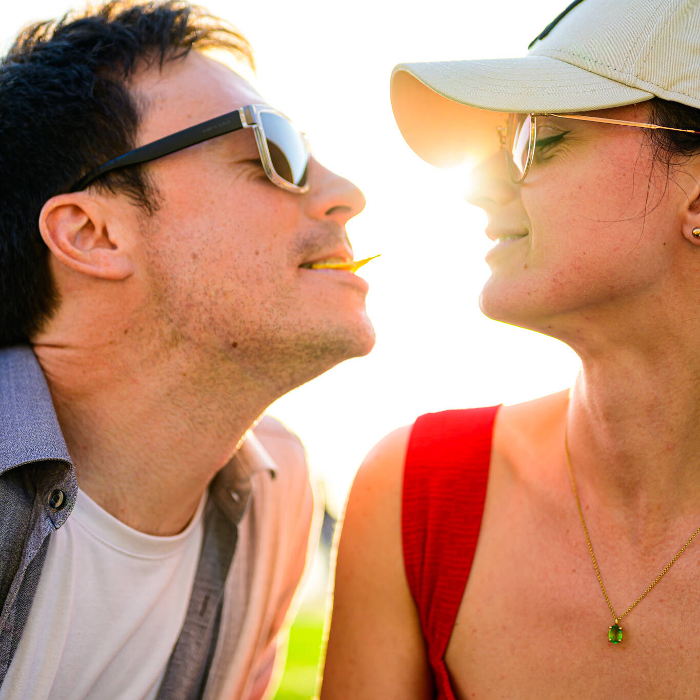 Couple silhouette contre-jour lumière naturelle séance photo artistique Annecy photographe