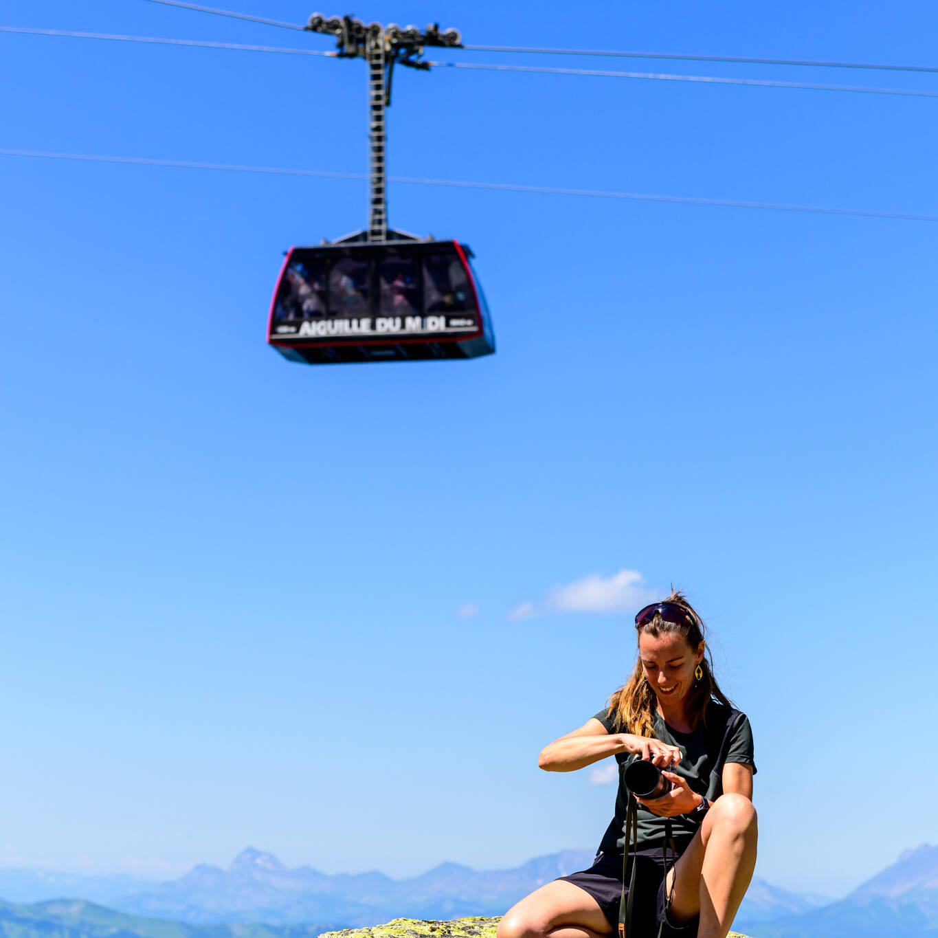 Photographe amateur créant ses premières compositions lors d'un cours photo à Annecy