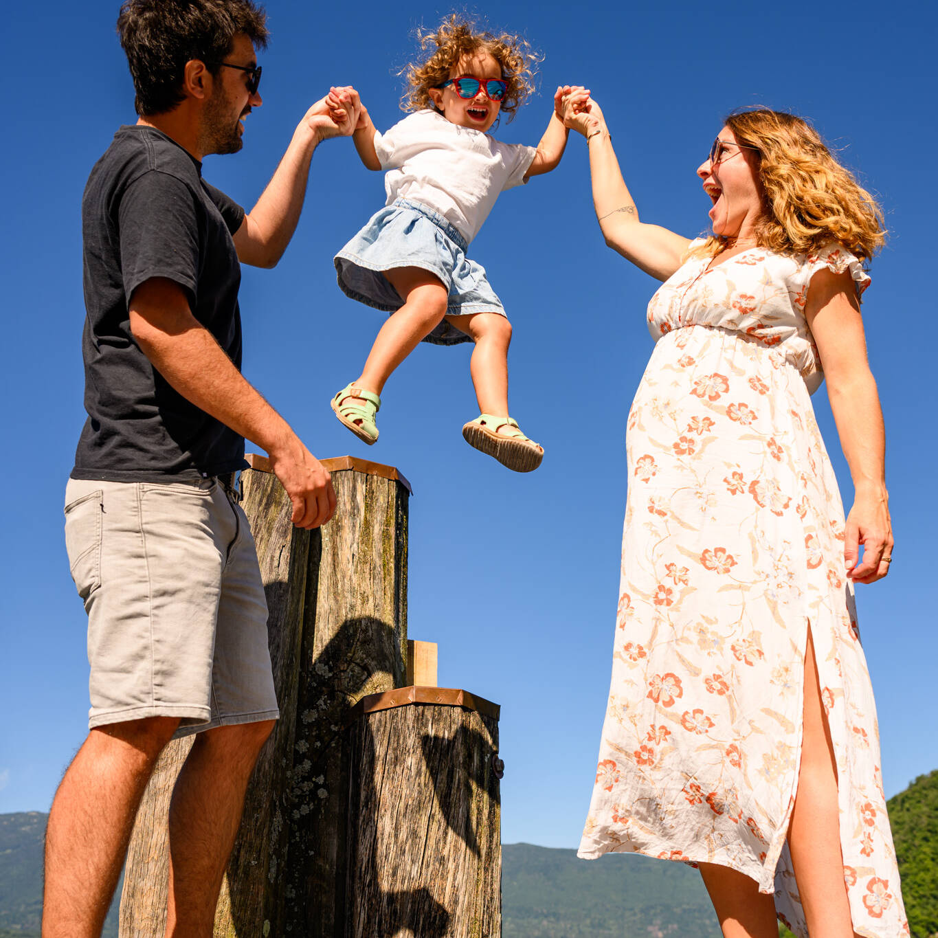 Famille complicité bord lac Annecy Talloires séance photo outdoor photographe Haute-Savoie