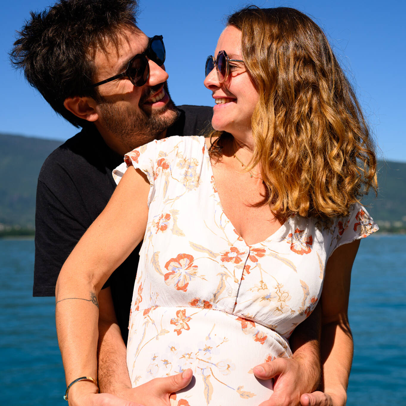 Couple complice bord lac Annecy Talloires séance photo romantique Haute-Savoie