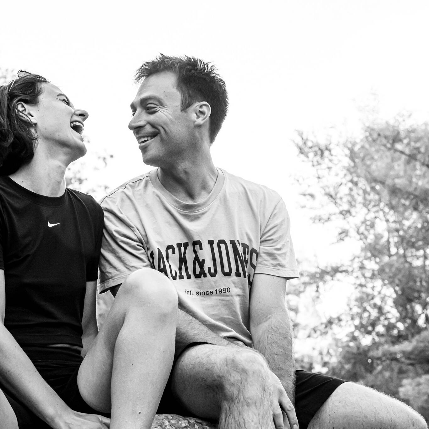 Couple nature bord rivière Le Fier séance photo authentique Haute-Savoie Annecy