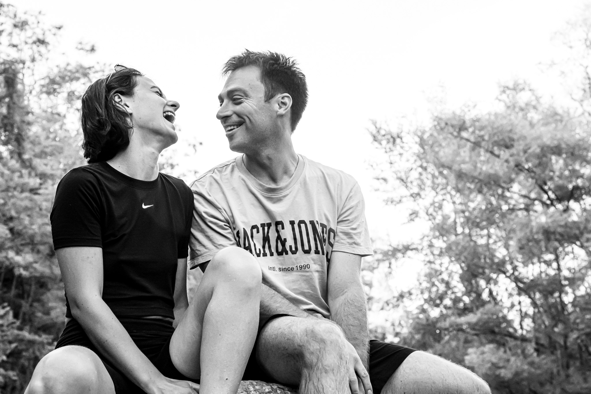 Couple nature bord rivière Le Fier séance photo authentique Haute-Savoie Annecy