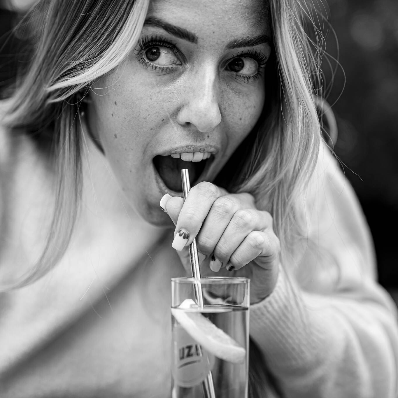 Portrait femme apéritif Suze séance photo lifestyle authenticité Annecy photographe