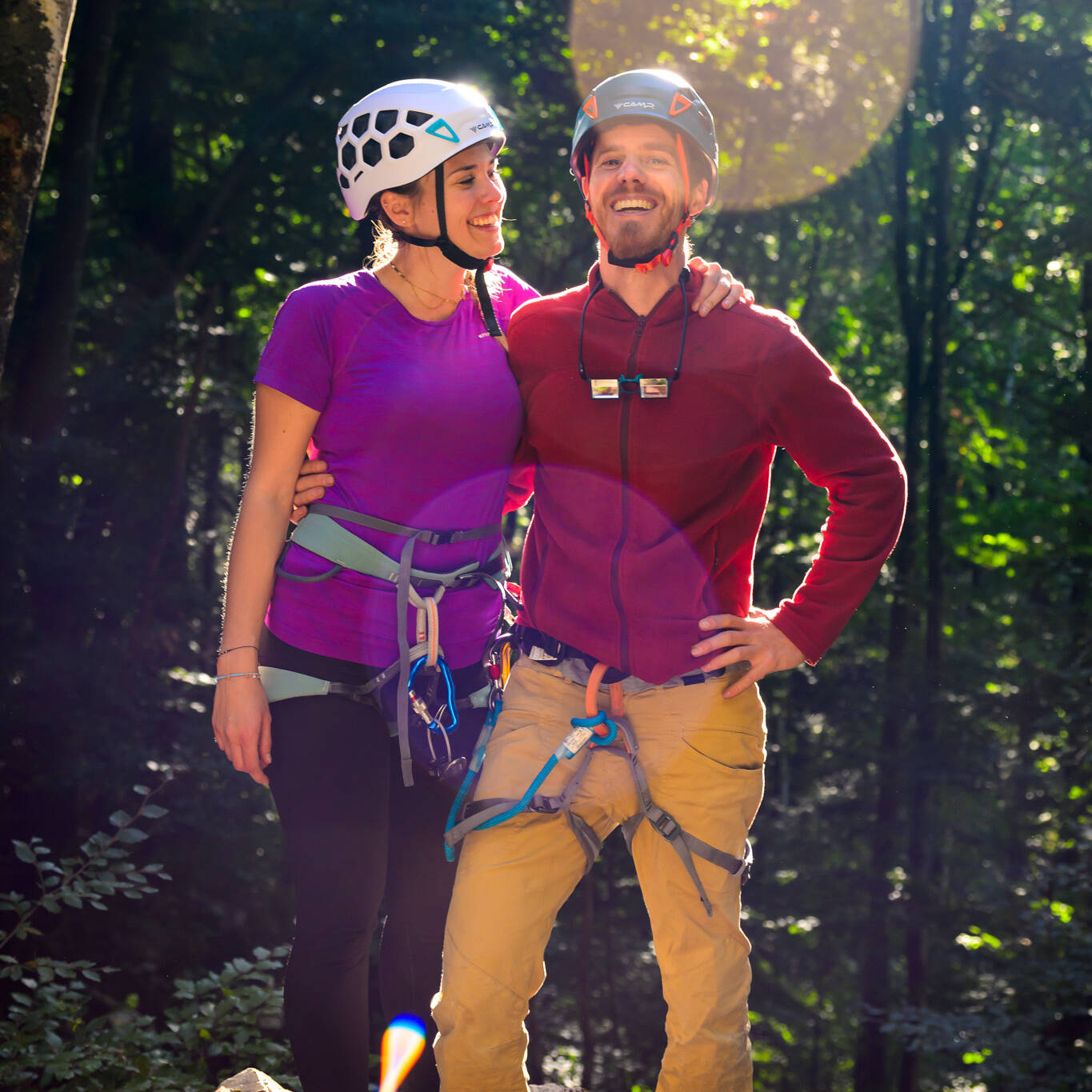 Couple séance escalade forêt contre-jour aventure outdoor Annecy photographe Alexandre Teissonniere