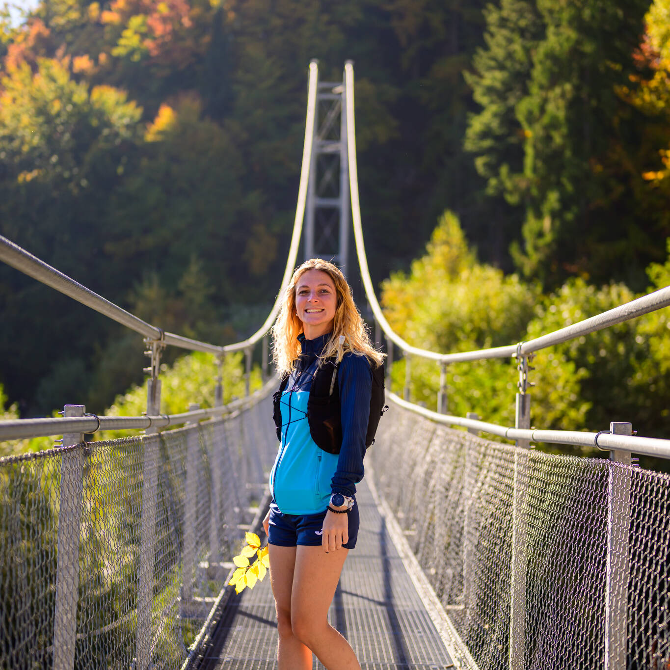 Portrait randonneuse passerelle himalayenne Lac Vert séance photo aventure montagne Annecy