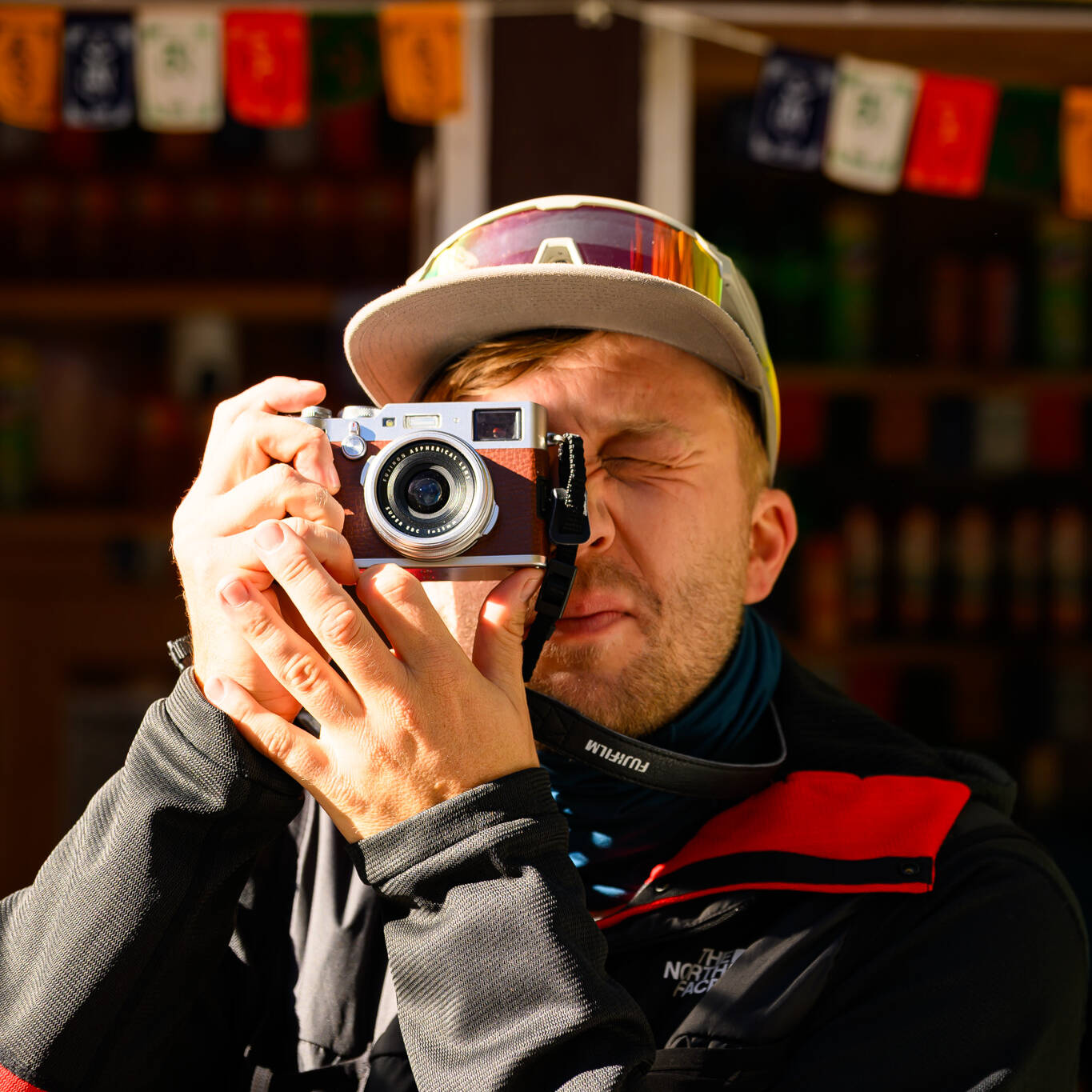 Élève en formation photo développant son regard créatif lors d'un stage près d'Annecy