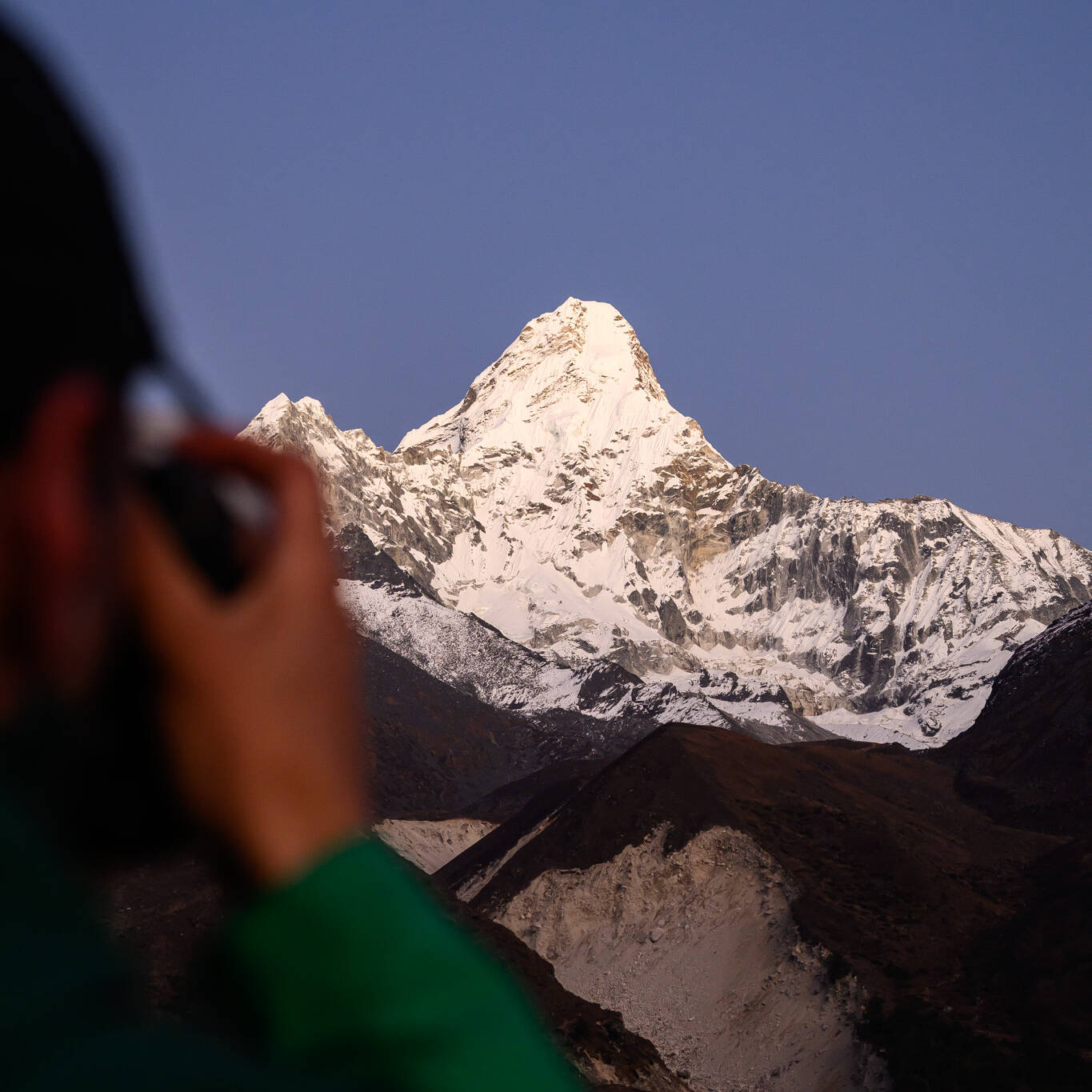 Participant à une initiation photo capturant la lumière naturelle en Haute-Savoie