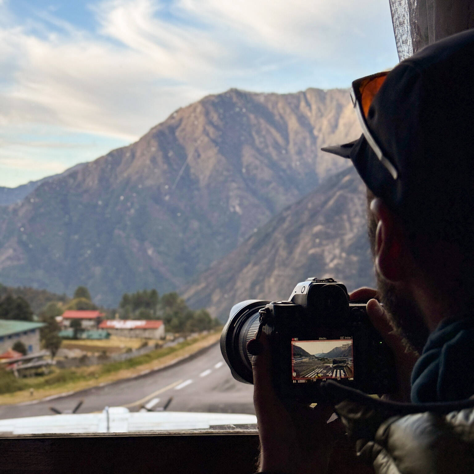 Apprenti photographe cadrant un paysage naturel lors d'un cours photo en extérieur Annecy